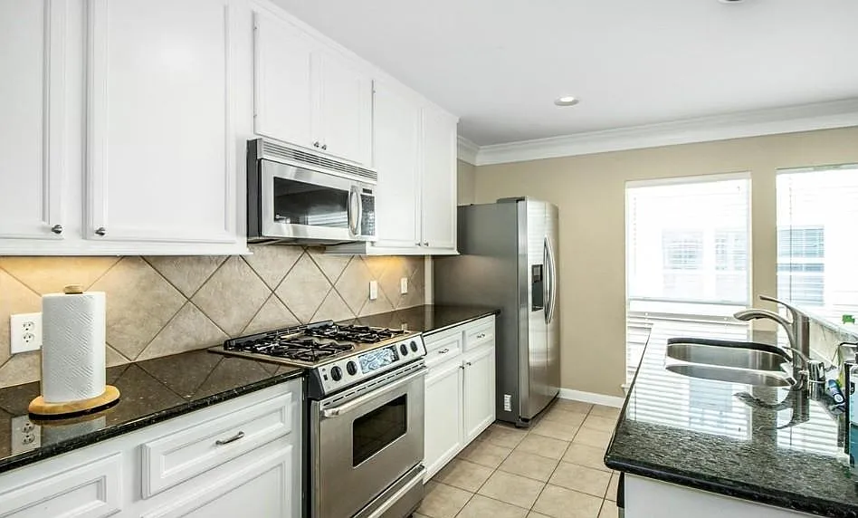 2 bed, 2.0 bath, 2025 sqft, $2,500 — Photo 3