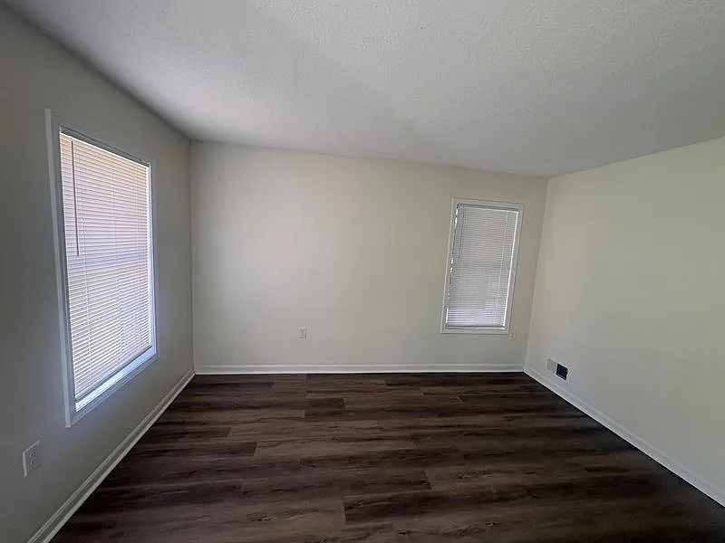 Cozy 3-Bedroom Home with Bonus Den & Covered Parking — Photo 4