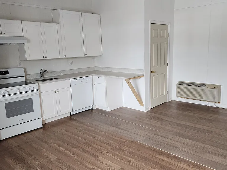 1230 E Main St #3 — Photo 4