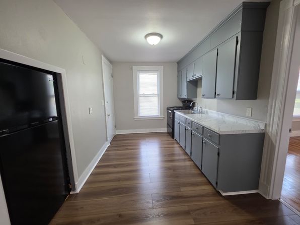 476 Thompson Ave #1A
