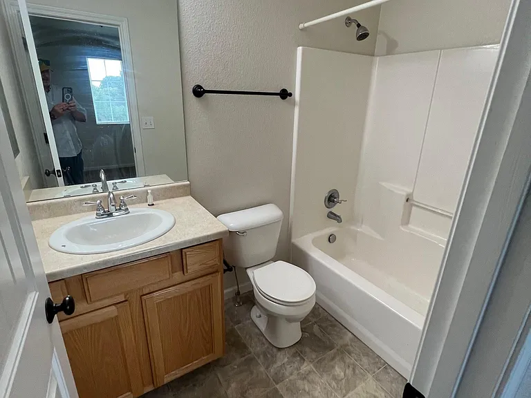 412 Cribbon Ave — Photo 3