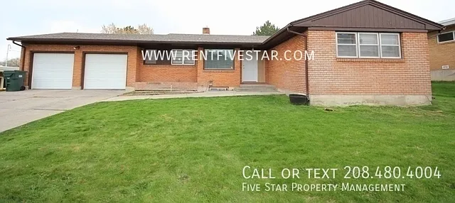 Spacious 5 Bedroom Home with Double Car Garage! — Photo 1