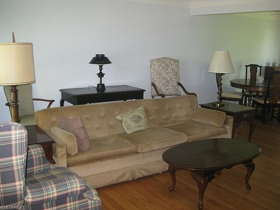 5th image of 432 E Meadowlawn Blvd