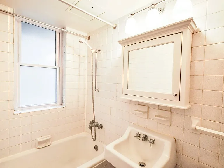 Elevate your living in the beautifully designed bathrooms of Central Lakes of Uptown. Enjoy modern amenities and serene aesthetics that enhance your daily routine. Don't miss outschedule a visit today to see your new home!