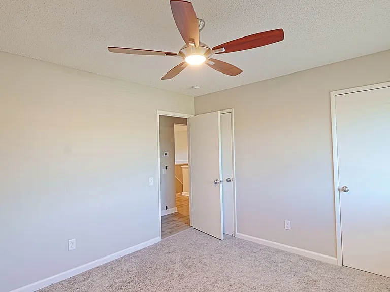 975 Barbizon Dr — Photo 17