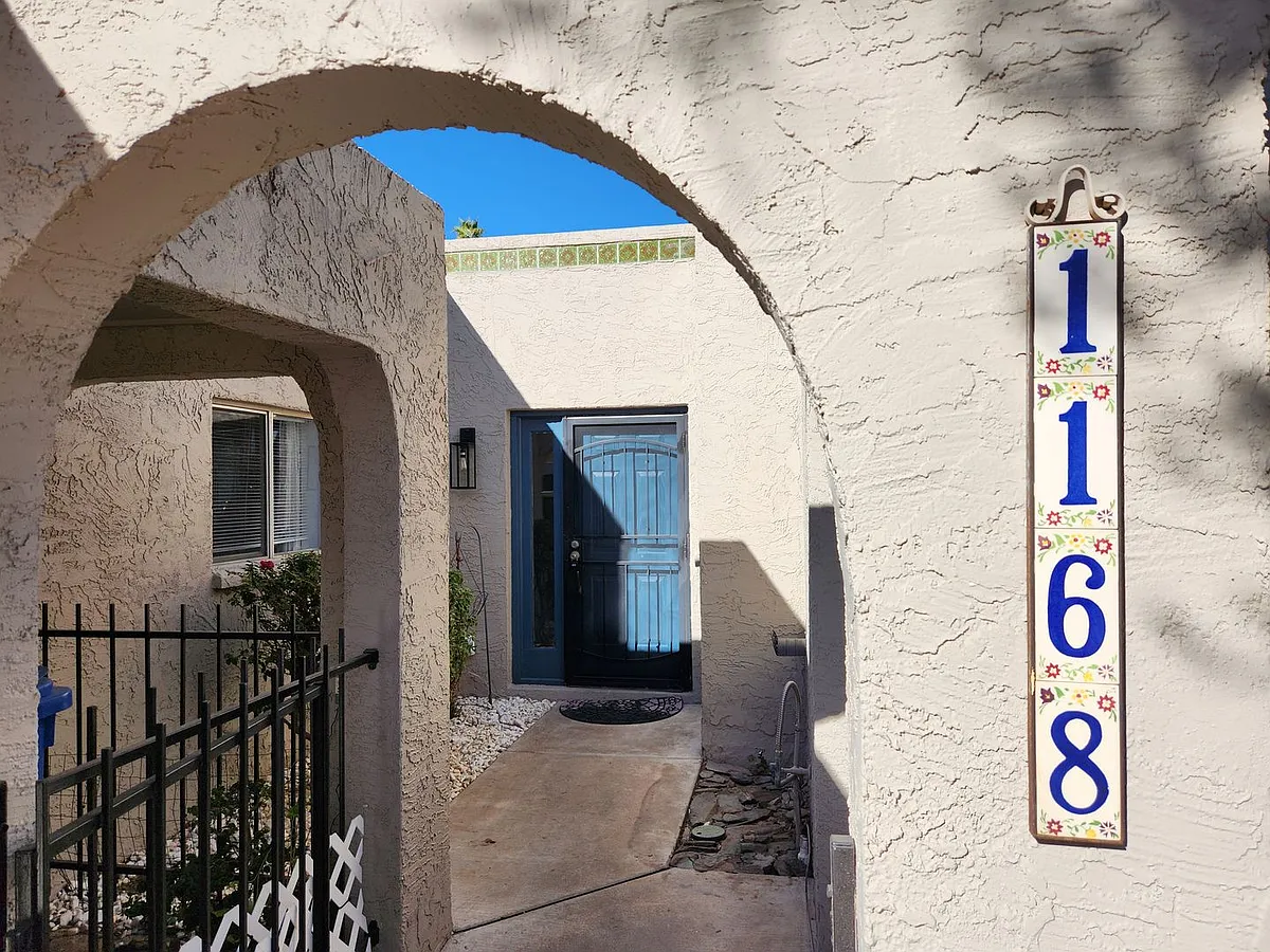 Building Photo - 1168 E Cochise Dr