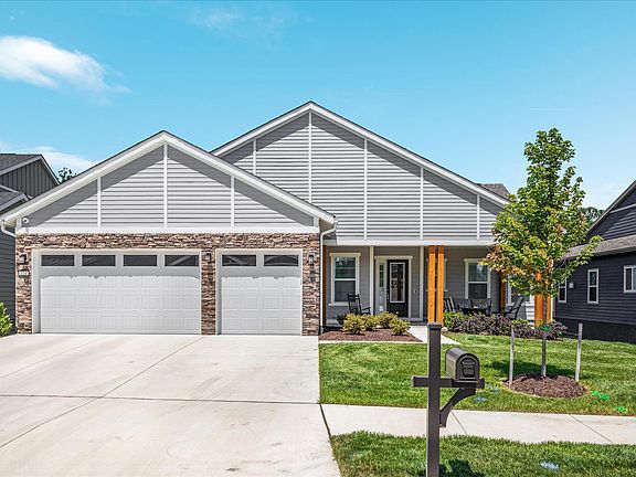 2nd image of 124 Nandina Pl