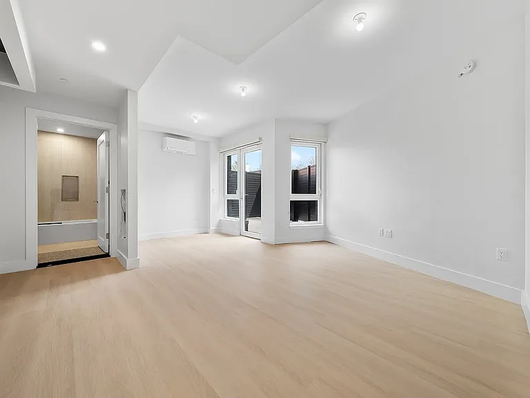 77-63 Vleigh Pl #222 — Photo 3