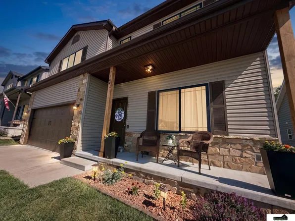 941 Scotts Creek Ct, Hickman, NE 68372