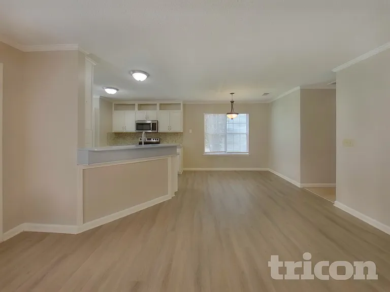 90 Chadford Rd — Photo 3
