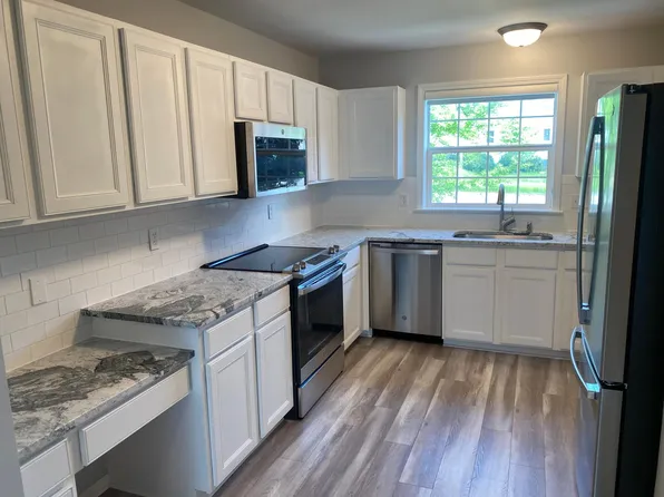 1427 Academy Ln, Lansing, MI 48906