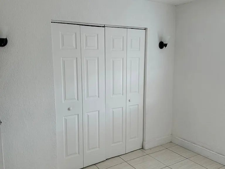 1095 W 77 St Hialeah, FL 33014 — Photo 6