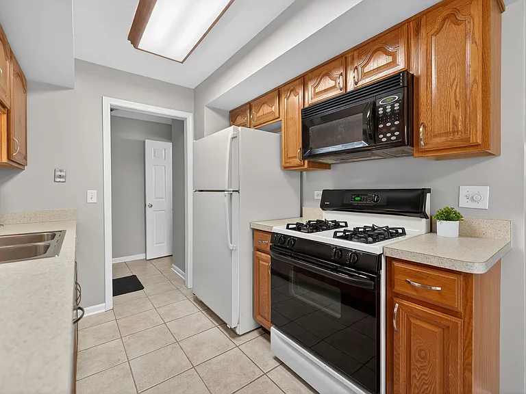 212 Amherst Ct #C — Photo 16
