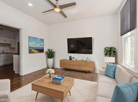 2102 W Roscoe St, Chicago, IL