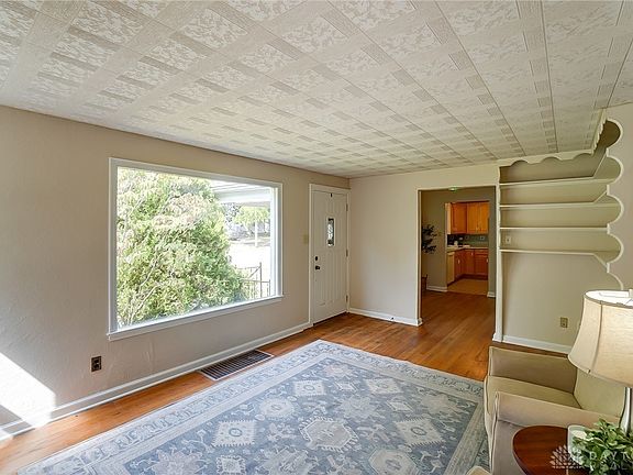 4th image of 1540 Meriline Ave