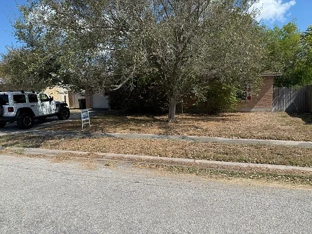 3 bed, 1.0 bath, 900 sqft, $1,350 — Photo 2