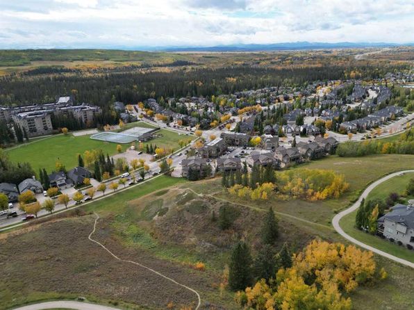 14 W Discovery Ridge Way SW, Calgary, AB T3H 5H7