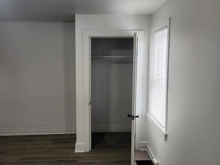 327 E Scull St — Photo 21