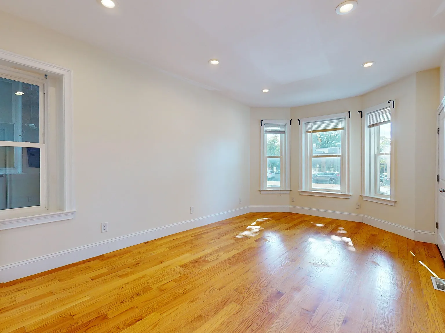 5 bed, 1980 sqft, $5,500 — Photo 1