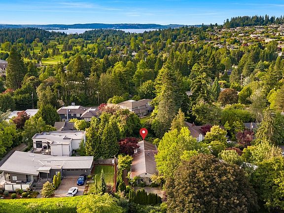 3rd image of 804 84th Avenue NE
