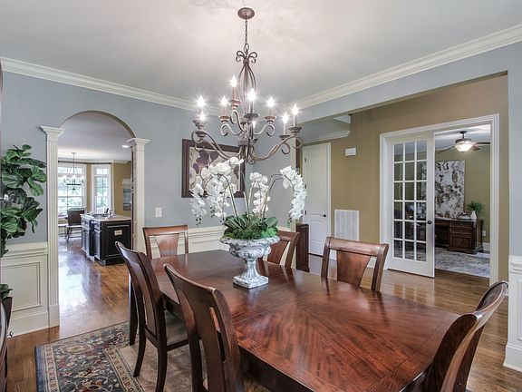 5th image of 257 King Arthur Cir
