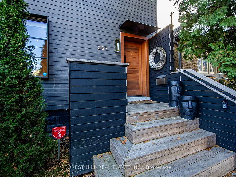 257 Manor Rd E — Photo 4
