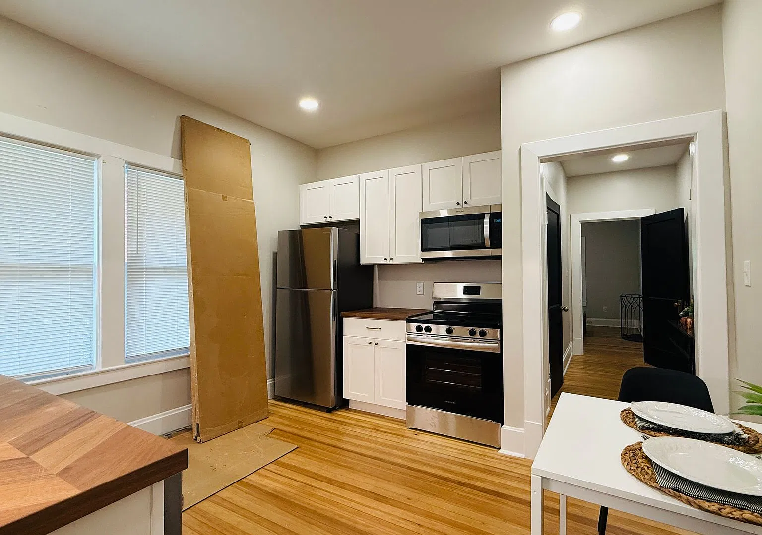Fully furnished, beautifully remodeled first floor home located in the desirable Kenwick neighbor... — Photo 4
