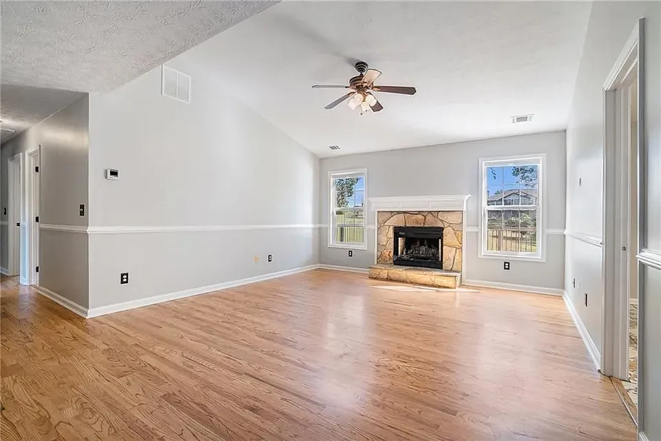 5 bed, 2419 sqft, $2,500 — Photo 4