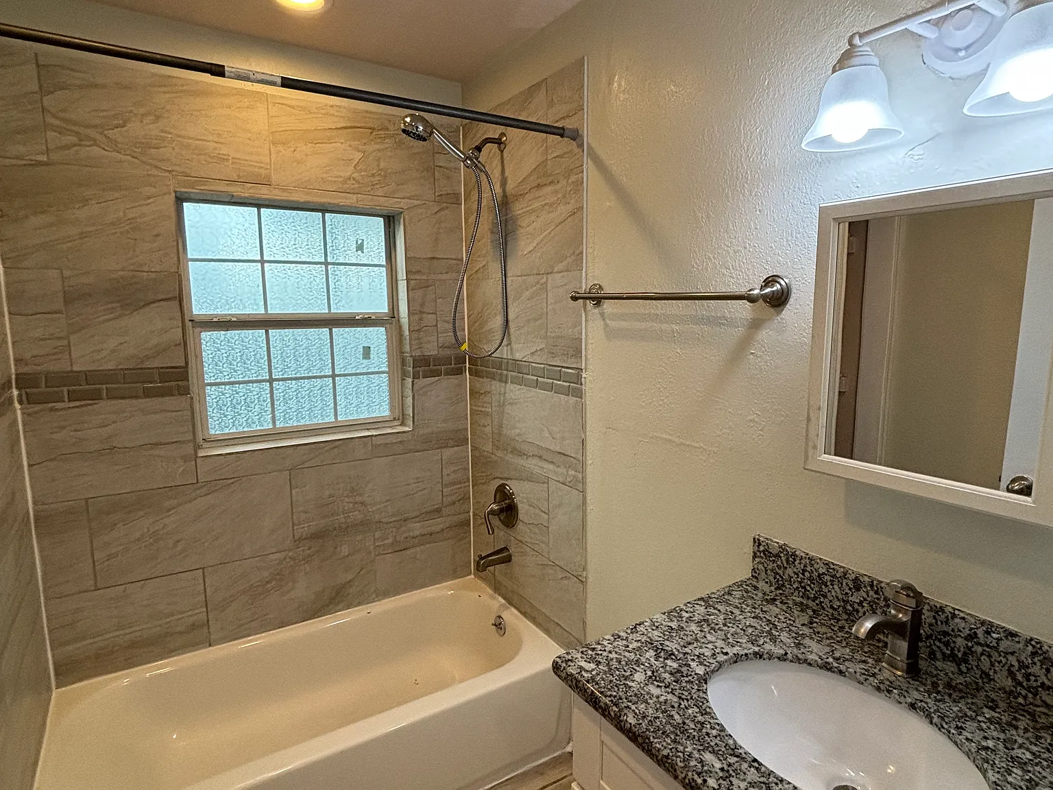 806 Kelley St — Photo 4
