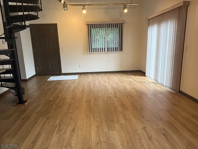 3 bed, 1.0 bath, $2,100 — Photo 4