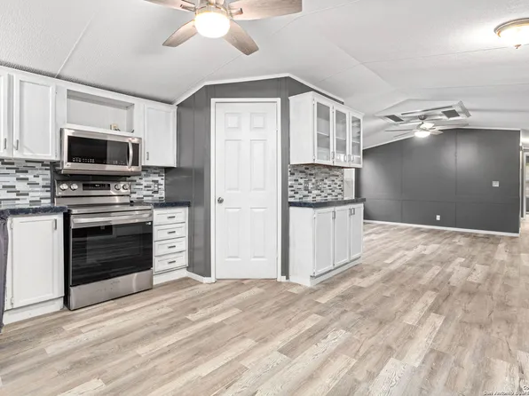 111 County Road 4635, Hondo, TX 78861
