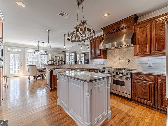 3rd image of 2732 Powell Ct