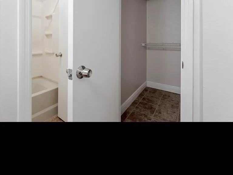1101 Green Tree Ct #B — Photo 17