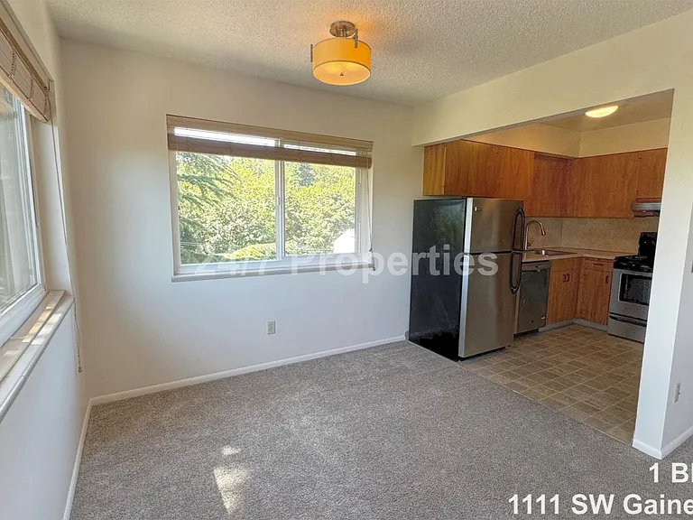 1111 SW Gaines St #6 — Photo 4