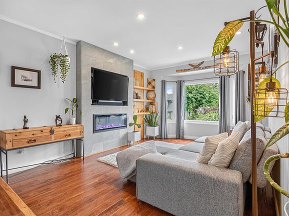 3rd image of 1167 Castle Cres