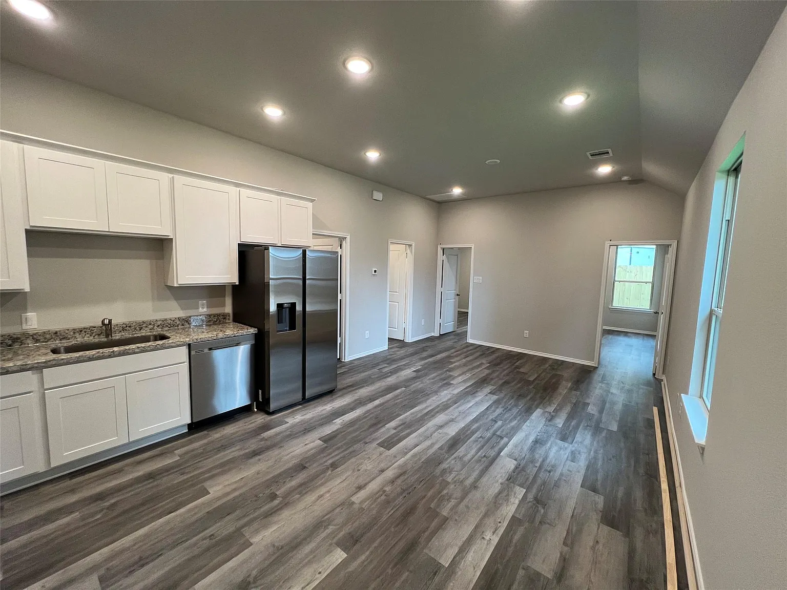 3 bed, 2.0 bath, 988 sqft, $1,290 — Photo 4