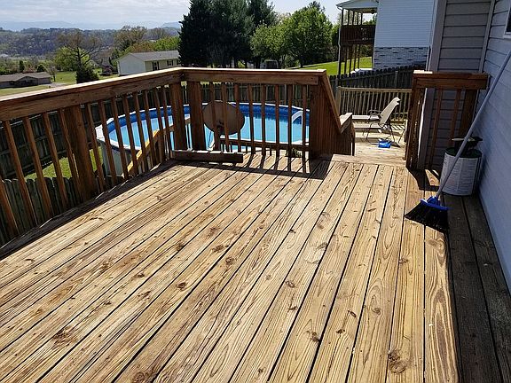 Double deck to fenced pool area