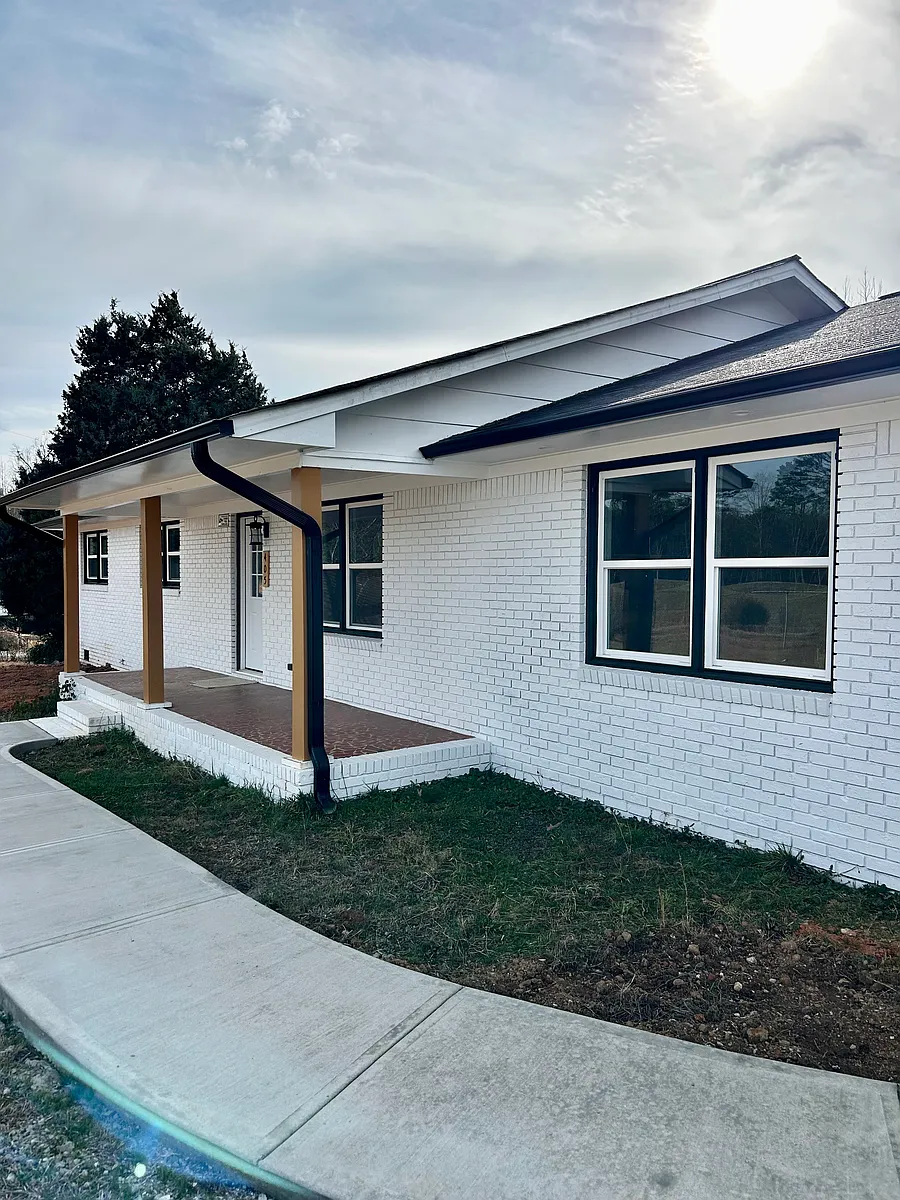 Building Photo - 405 W Frontage Rd