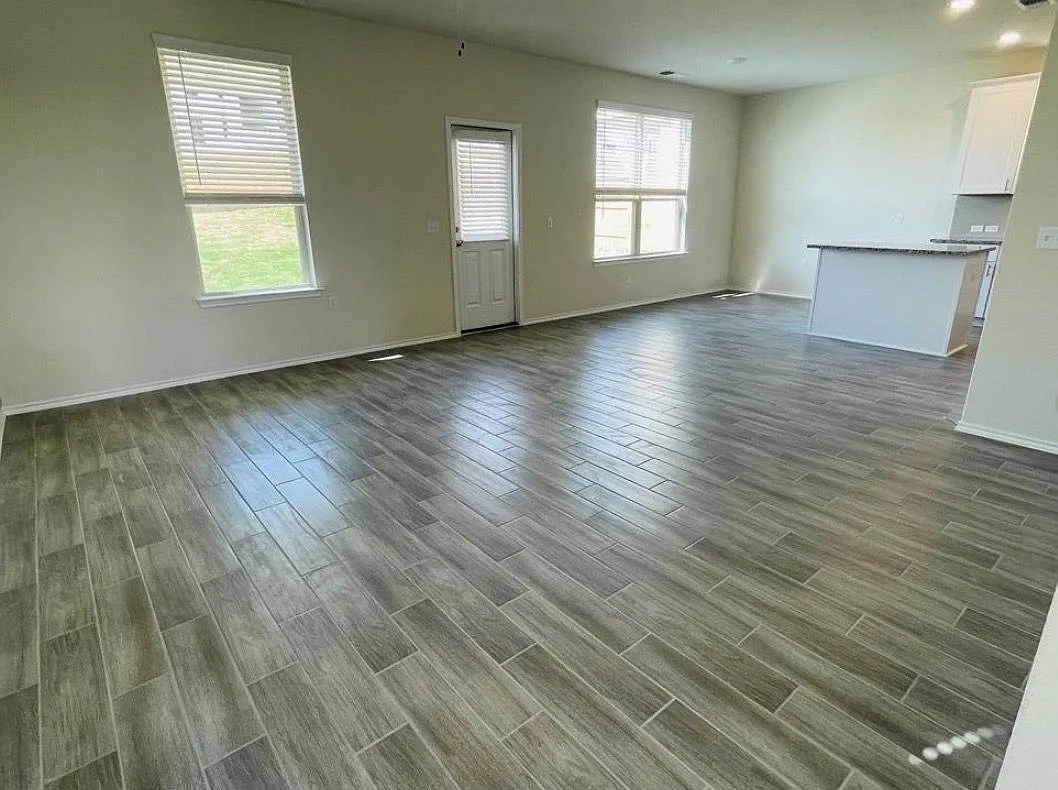 3 bed, 2.5 bath, 1700 sqft, $2,100 — Photo 2