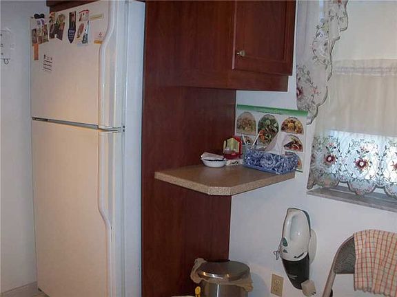 4th image of 324 SE 10th St APT 202
