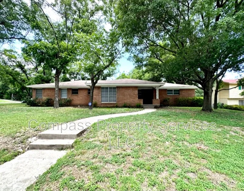 1400 Royal Oaks Dr