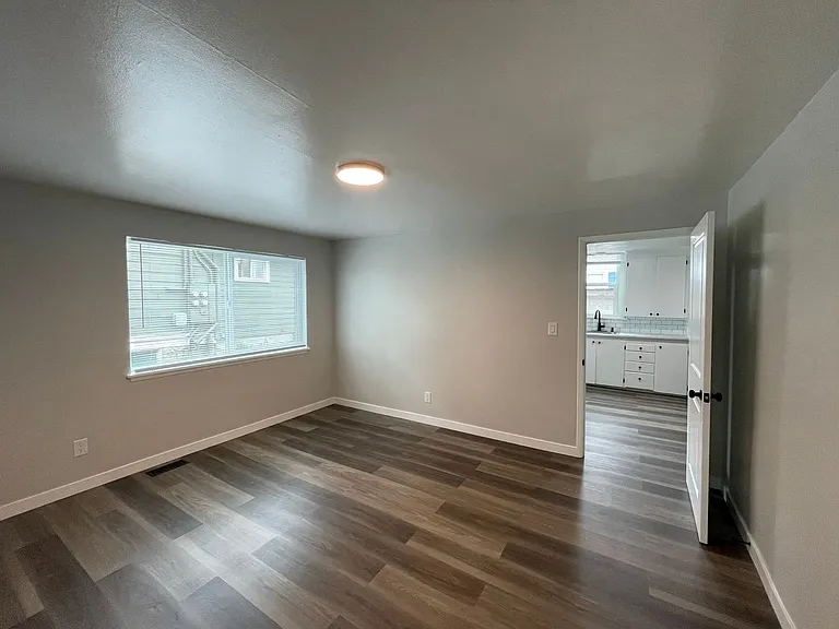 2232 Hoyt Ave- 5 Unit — Photo 11