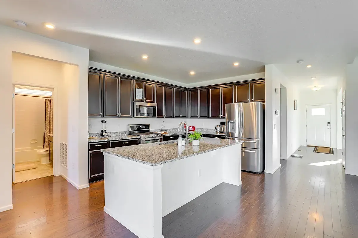 5 bed, 4315 sqft, $4,500 — Photo 1