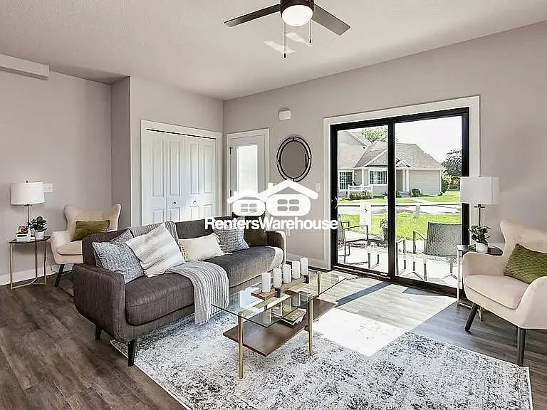 Three Bedroom Townhouse — Photo 2