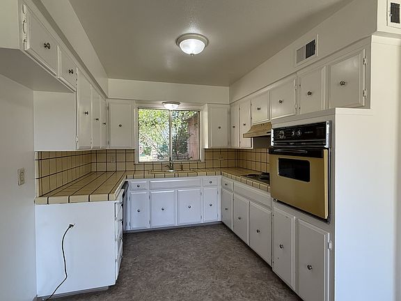 5th image of 1632 Dennis Ave