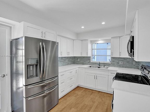 3rd image of 912 SW 22nd Ave #5