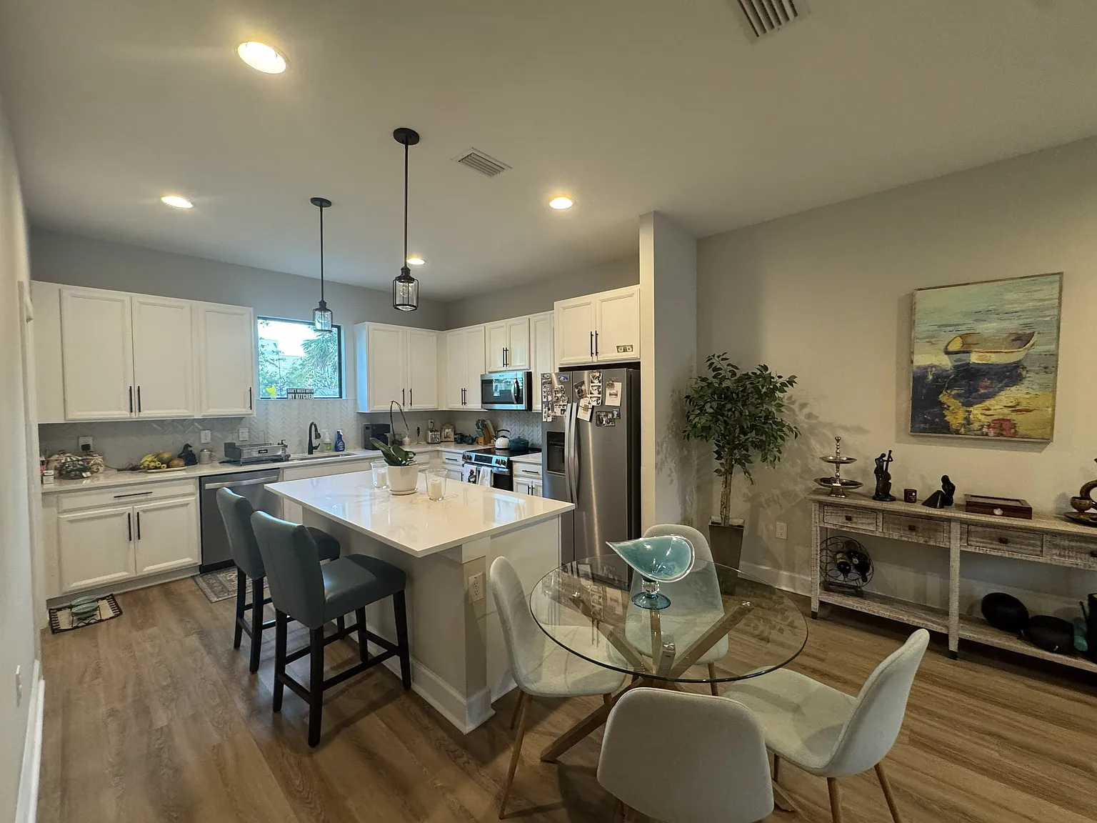 3 bed, 3.5 bath, 1826 sqft, $3,995 — Photo 2