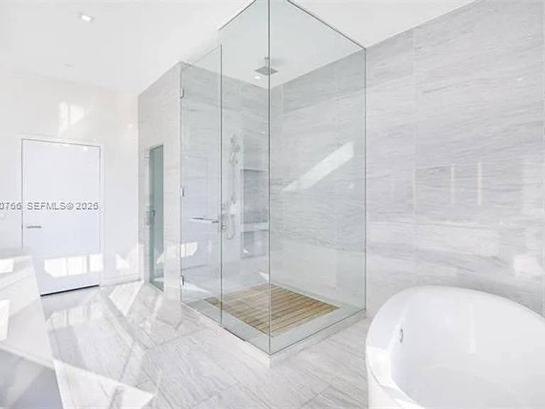 88 SW 7th St #4203 — Photo 23