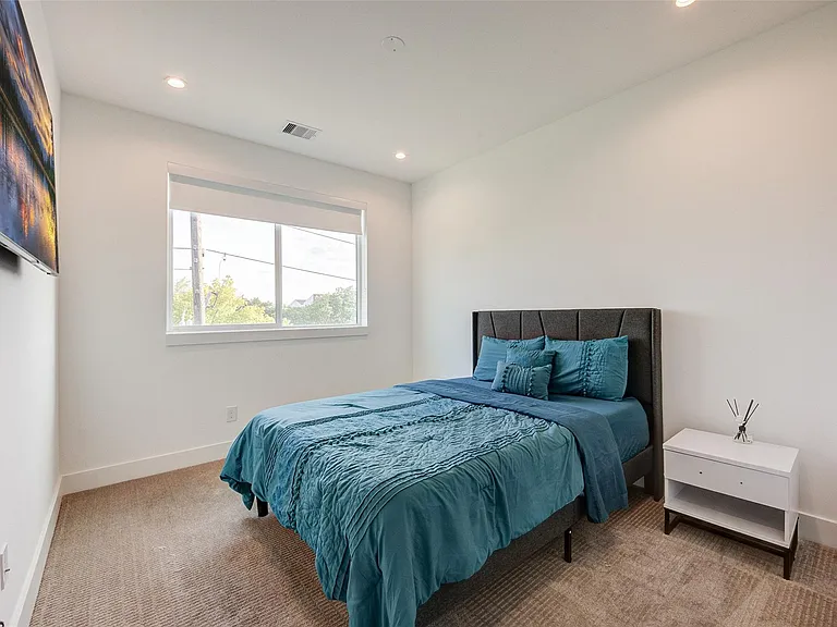 5839 Dolores St — Photo 32