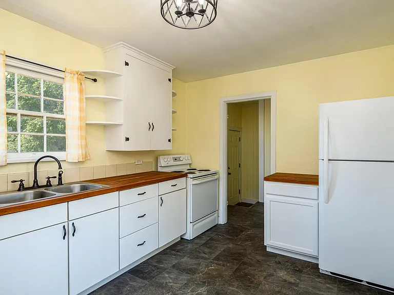 335 NE Kearney Ave — Photo 7